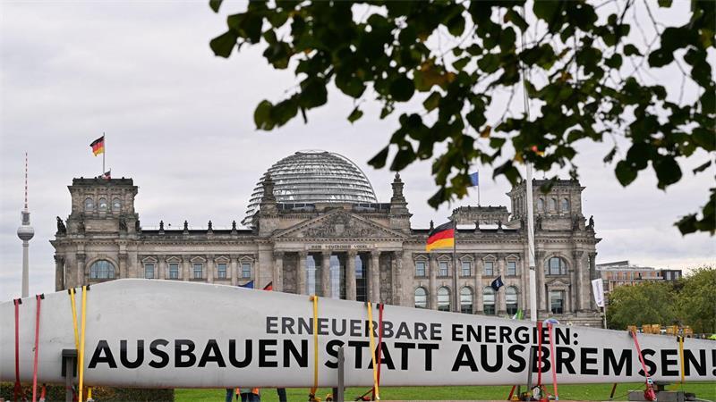 Unter dem Motto „Erneuerbare Energien: Ausbauen statt Ausbremsen“ haben Unternehmen und Verbände der Erneuerbaren-Branche im Berliner Regierungsviertel demonstriert. 