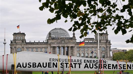 Unter dem Motto „Erneuerbare Energien: Ausbauen statt Ausbremsen“ haben Unternehmen und Verbände der Erneuerbaren-Branche im Berliner Regierungsviertel demonstriert. 