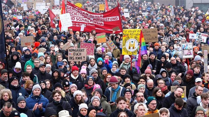 Unter dem Motto „Hamburg steht zusammen: Wer mit Faschisten paktiert, hat nichts kapiert!“ hatte ein Bündnis von mehr als 20 Organisationen zu der Demonstration aufgerufen.