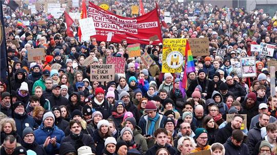 Unter dem Motto „Hamburg steht zusammen: Wer mit Faschisten paktiert, hat nichts kapiert!“ hatte ein Bündnis von mehr als 20 Organisationen zu der Demonstration aufgerufen.