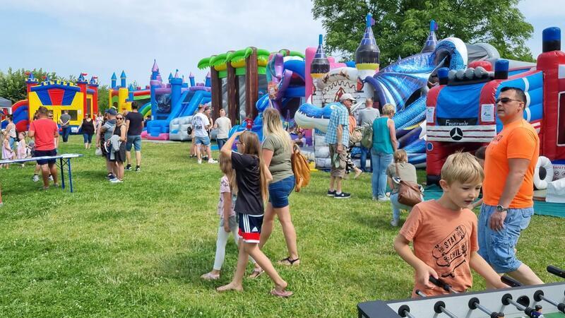 Spiel und Spaß beim 4. Hüpfburgen-Festival auf der Elbinsel Krautsand Unter dem Motto „Krautsand hüpft und rockt“ wird zum Hüpfburgen-Familien-Fest eingeladen.