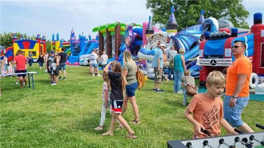 Unter dem Motto „Krautsand hüpft und rockt“ wird zum Hüpfburgen-Familien-Fest eingeladen.