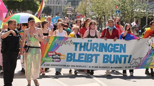 Unter dem Motto „Thüringen bleibt bunt!“ gingen viele Menschen beim CSD auf die Straße.