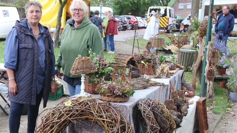 Dorfladen, Höfe, Deko: Was Oldendorfs Betriebe zu bieten haben Unter dem Namen „Allerlei Flechtwerk“ bieten Sabine Tiedemann (links) und Theres van Loy aus Lamstedt Dekoratives und Praktisches für Haus und Garten an.
