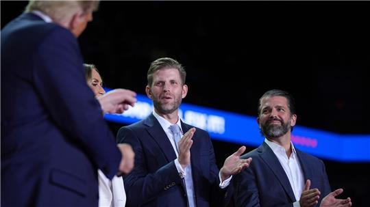 Unter dem Namen „Trump Mobile“ sollen ein eigener Handyvertrag und ein Smartphone namens „T1“ auf den Markt kommen. (Archivbild)