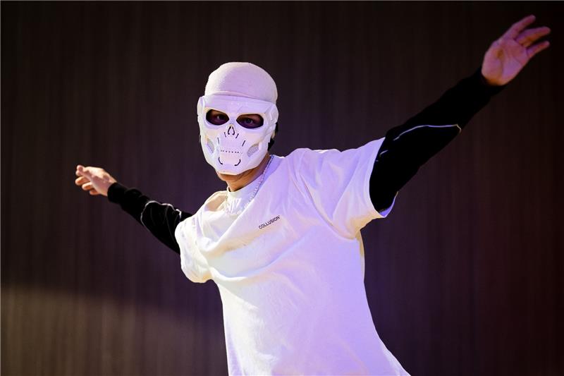Tiktok-Star aus Bremerhaven versteckt sich hinter Maske Unter dem Pseudonym "Avemoves" lädt der Bremerhavener Tanzvideos auf TikTok hoch, die von Millionen Menschen gesehen werden. Foto: Sina Schuldt/dpa