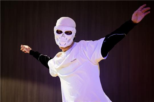 Unter dem Pseudonym "Avemoves" lädt der Bremerhavener Tanzvideos auf TikTok hoch, die von Millionen Menschen gesehen werden. Foto: Sina Schuldt/dpa