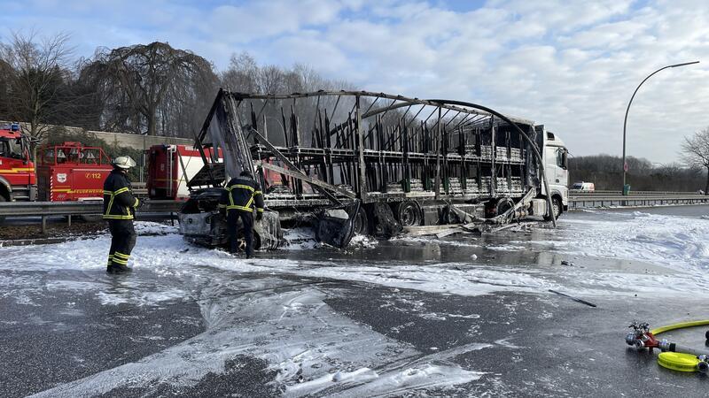 Unter dem Sattelzug eingeklemmt, geriet das Auto in Brand. Das Feuer griff anschließend auf den Lastkraftwagen über.