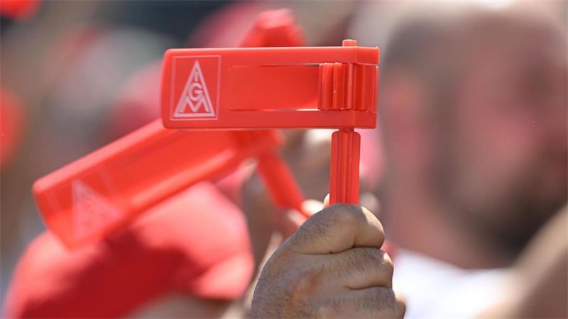 Unter dem Titel „Zukunft statt Kahlschlag - Zusammenhalt ist unsere stärkste Marke“ trommelt die IG Metall bundesweit zu Protestaktionen. (Symbolbild)