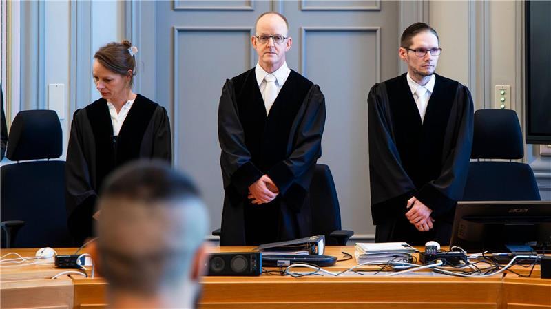 Prozess um günstige Gebrauchtwagen aus Dänemark Unter dem Vorsitz von Richter Markus Richter (Mitte) verhandelt das Landgericht Kiel über eine mögliche Hinterziehung von Umsatzsteuern beim Weiterverkauf von Gebrauchtwagen aus Dänemark.