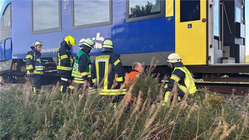 Einsatzkräfte am EVB-Zug in Kutenholz.