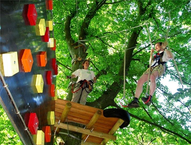 Unter dem grünen Blätterdach ist Körperbeherrschung gefragt: Kletterbegeisterte haben Spaß im Hochseilpark am Kiekeberg. Fotos Hochseilgarten