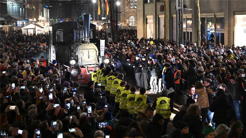 Marx, Munch und viele Macher: Chemnitz ist Kulturhauptstadt Unter den Augen vieler Zuschauer ziehen Freiwillige die rund 20 Tonnen schwere Dampflokomotive „Hegel“ im Zentrum von Chemnitz.