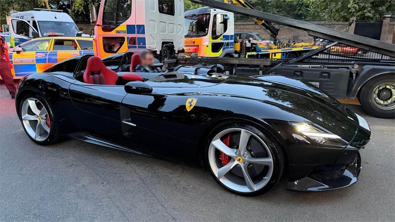 Unter den Fahrzeugen war auch ein seltenes Ferrari-Modell. 
