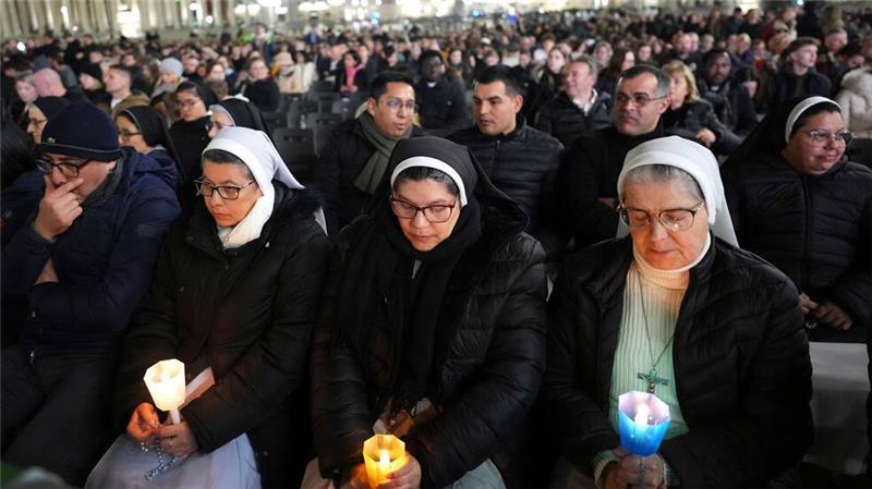 Vatikan: Franziskus ohne neuen Rückfall Unter den Gläubigen auf dem Petersplatz, die für Papst Franziskus beteten, waren auch zahlreiche Nonnen.