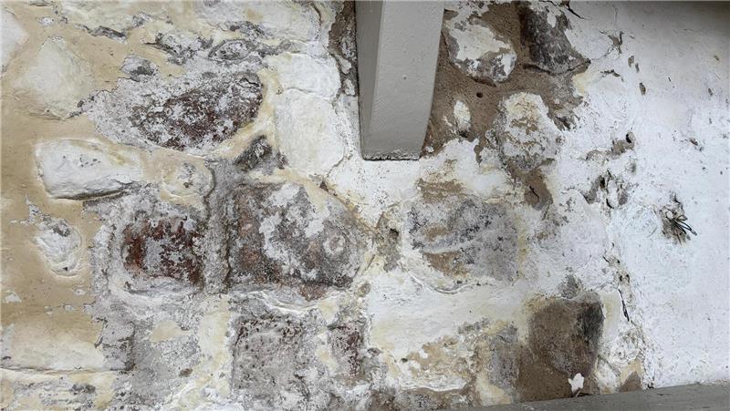 Unter den Holzbalkonen bröckelt schon länger die Farbe von der Wand.