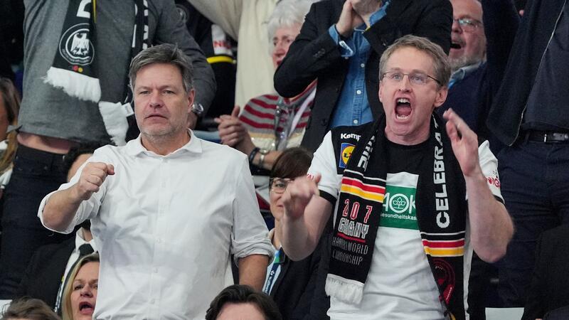 Nach Frankreich-Pleite: Das sind Deutschlands Chancen aufs Halbfinale Unter den Zuschauern in Berlin waren auch Robert Habeck (l) und Daniel Günther.