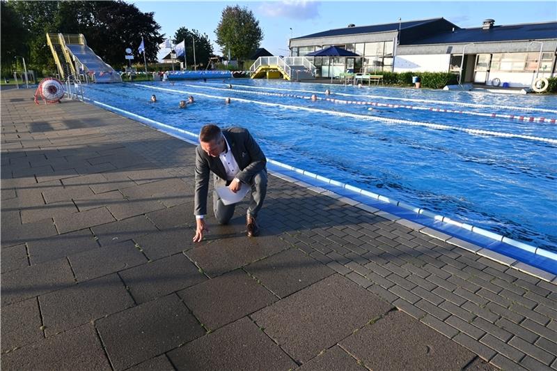 Unter den feuchten Platten fließt das Wasser aus dem Becken.
