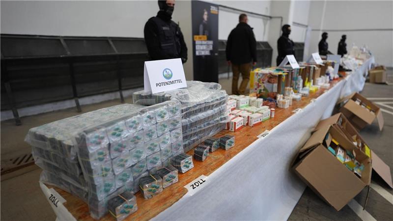 Unter den sichergestellten Vermögenswerten befanden sich nach Angaben des Zolls auch Turnschuhe im Wert von 1.000 Euro pro Paar.