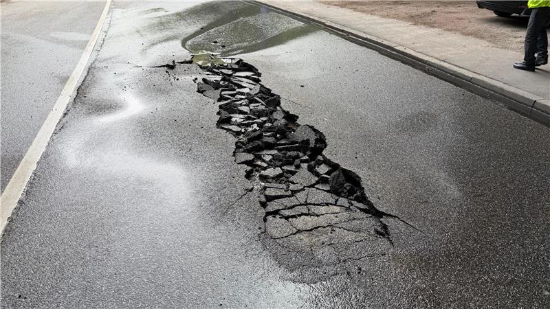 Unter der B75-Brücke am Marmstorfer Weg klafft ein Riss in der Fahrbahn.