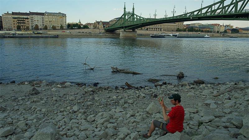 Donau-Niedrigwasser legt in Ungarn die Flusskreuzer lahm Unter der Freiheitsbrücke lässt sich’s nun im Trockenen sitzen.