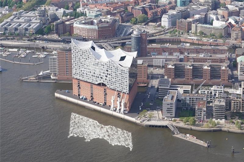 Unter der Glasfassade der Elbphilharmonie befindet sich die Plaza. Foto: Marcus Brandt/dpa