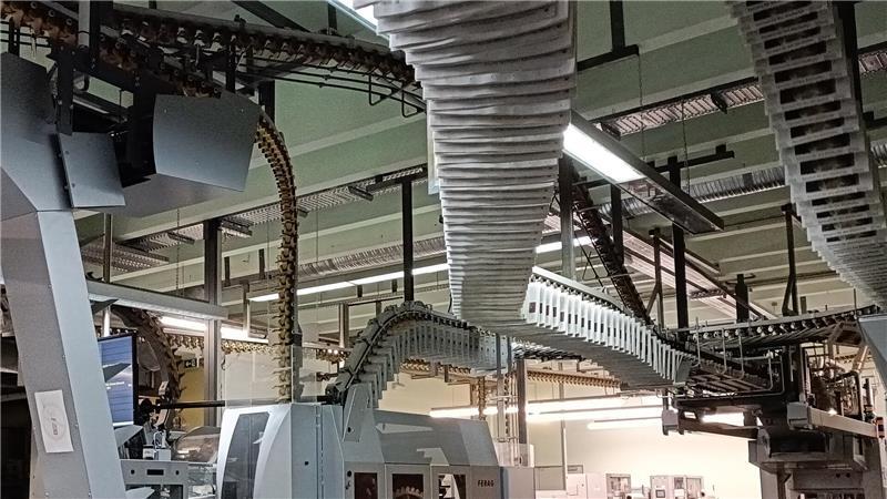 Deswegen schließt das TAGEBLATT seine Druckerei in Stade Unter der Hallendecke des Stader Druckzentrums hängen die frisch gedruckten Zeitungen und werden für den Abtransport fertiggemacht.