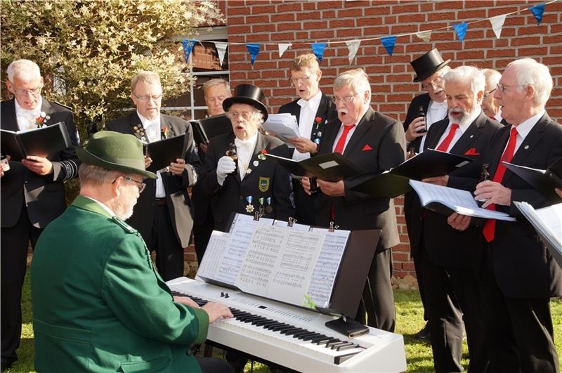Diese Männer singen ab jetzt gemeinsam Unter der Leitung von Rene Clair singt die neue Chorgemeinschaft. Foto: Ricarda Schmersahl