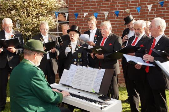 Unter der Leitung von Rene Clair singt die neue Chorgemeinschaft. Foto: Ricarda Schmersahl