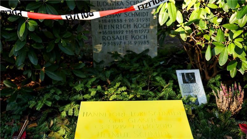 Unter der gelben Farbe ist das Hakenkreuz zu erkennen.