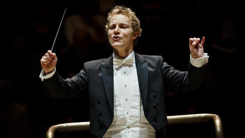 Ein Jungstar dirigiert das renommierte Göttinger Symphonieorchester Unter der musikalischen Leitung von Niklas Benjamin Hoffmann erklingen Werke von Mozart, Haydn und Strauss.