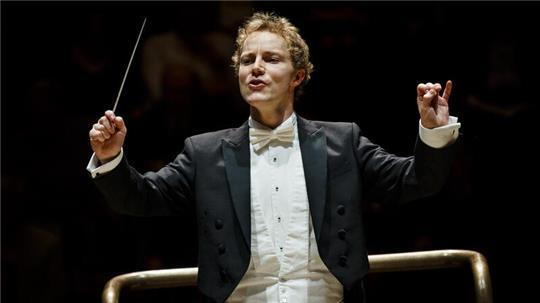 Unter der musikalischen Leitung von Niklas Benjamin Hoffmann erklingen Werke von Mozart, Haydn und Strauss.