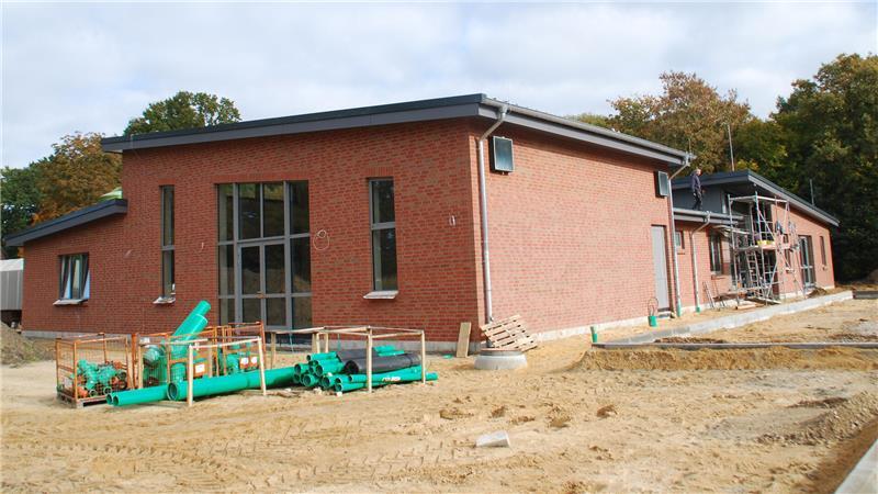 Deinste erhält neuen Dorfmittelpunkt - mit E-Auto-Ladestation Unter einem Dach: Die Deinster Feuerwehr rechts - und links das Dorfgemeinschaftshaus mit großer Fensterfront und Blick auf die künftige Terrasse.