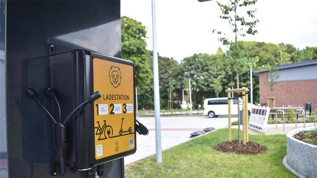 Unter einem Unterstand, rechts vom Multifunktionshaus, können Radler ihr E-Bike ...
