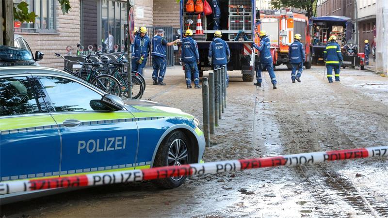 Alle Hamburger Haushalte nach Rohrbruch wieder angeschlossen Unter gleich zwei wichtigen Hamburger Straßen sind Wasserleitungen kaputt gegangen und haben enorme Straßenschäden verursacht.
