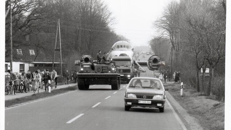 60 Jahre MFG 3 in Nordholz: Spektakuläre Notlandung und das Ende des Kalten Kriegs Unter großem Aufsehen wurde der Rumpf der notgelandeten Breguet Atlantic über die B 6 zum Flugplatz zurückgebracht. Foto: Krieschen