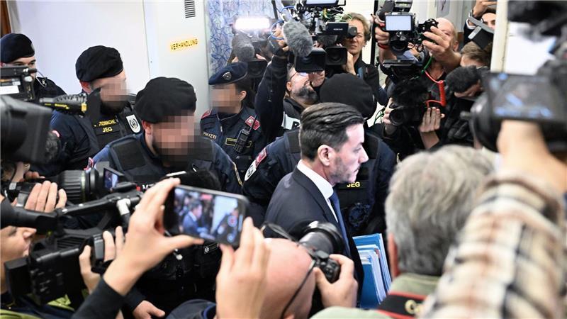 „Benko ist ein Kämpfer“ - Zwei Jahre Haft für Ex-Milliardär Unter großem Medienandrang fiel das Urteil gegen René Benko