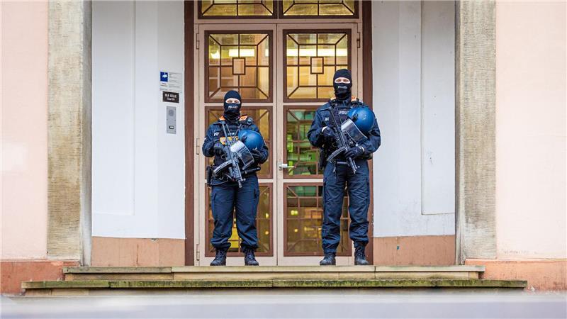 Unter großen Sicherheitsvorkehrungen findet die Gerichtsverhandlung statt.