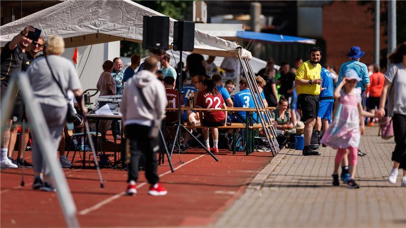 Unter schattigen Pavillons suchten Spieler und Besucher Zuflucht vor der Hitze.