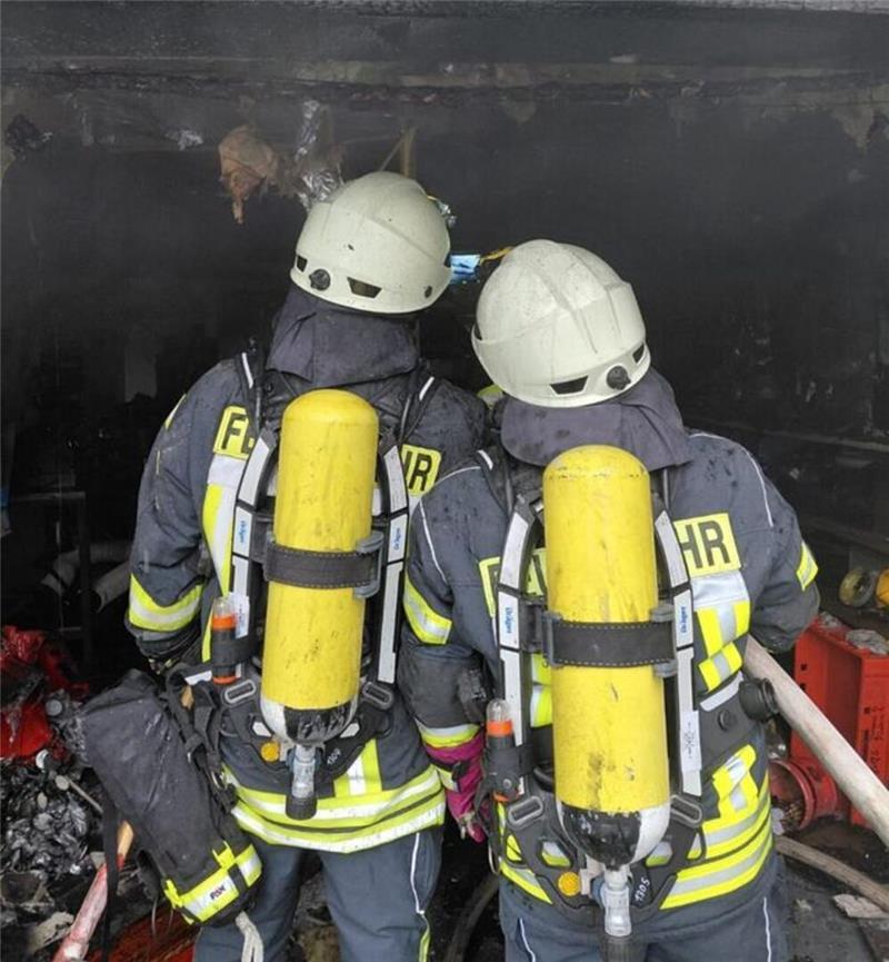 Unter schwerem Atemschutz bekämpften die Einsatzkräfte den Brand in der Garage.