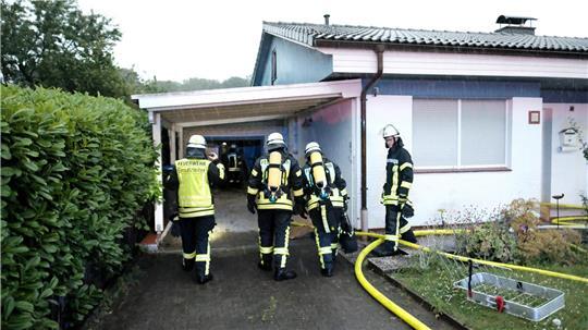 Unter schwerem Atemschutz betraten die Feuerwehrleute den Bungalow, um kleinere Brandherde abzulöschen.
