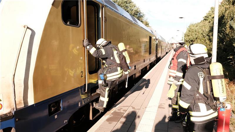 Unter schwerem Atemschutz betraten die Feuerwehrleute die Lokomotive.