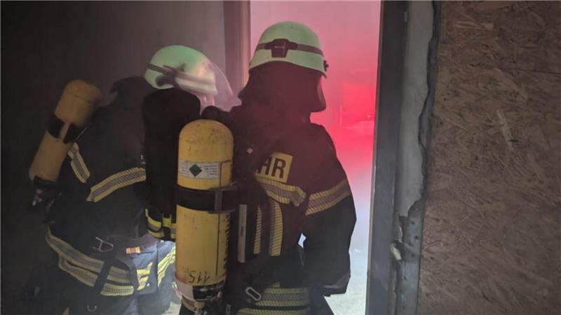 Unter schwerem Atemschutz betraten die Feuerwehrmänner das Gebäude.