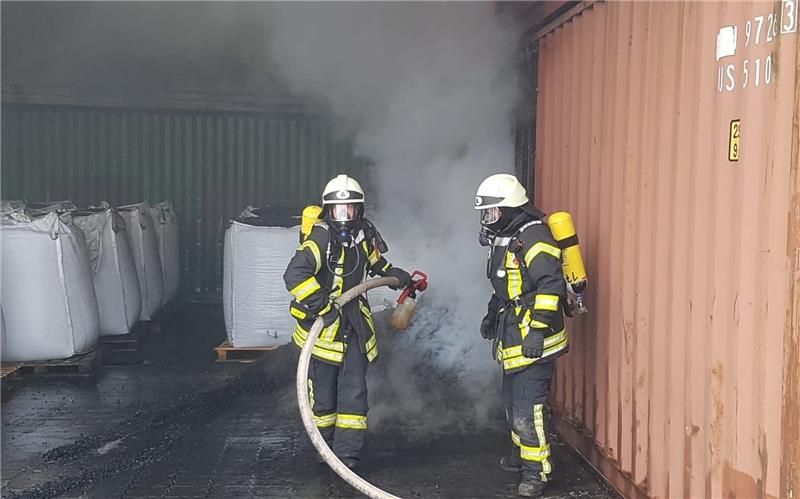 Unter schwerem Atemschutz löschen die Feuerwehrleute den Brand bei einer Ahlerstedter Spedition. Foto Wernicke