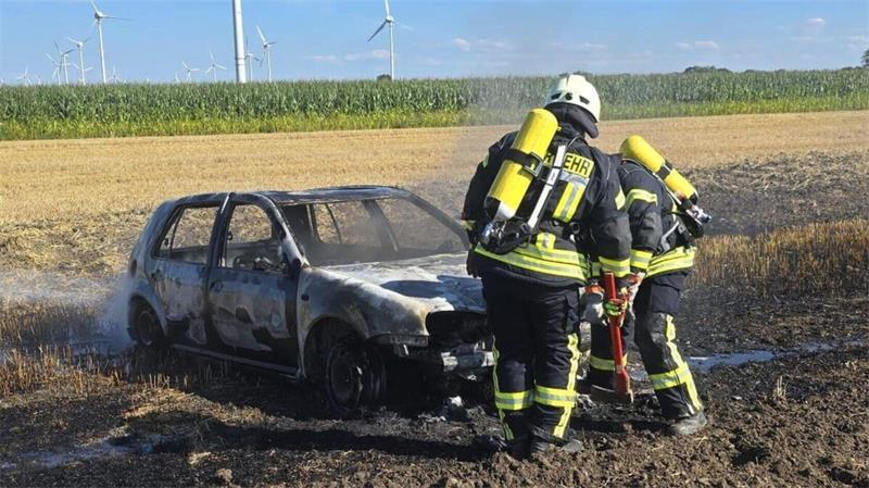 Unter schwerem Atemschutz löschten die Einsatzkräfte den Fahrzeugbrand.