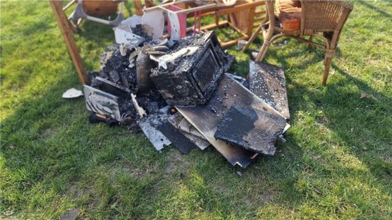 Unter schwerem Atemschutz wird das Küchenmobiliar aus dem Gebäude entfernt und im Außenbereich gelagert.