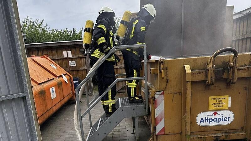 Feuerwehreinsatz am Campingplatz in Otterndorf Unter schwerem Atemschutz wurde das Feuer mit Wasser aus einem wasserführenden Fahrzeug (HLF 20) gelöscht.