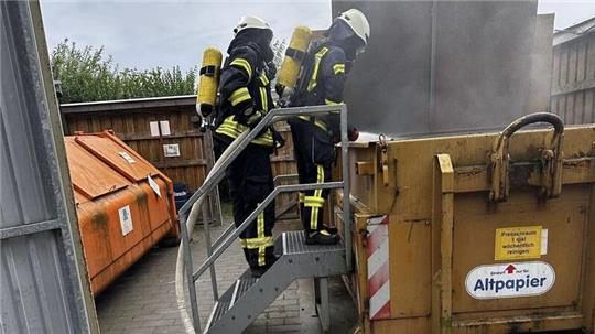 Unter schwerem Atemschutz wurde das Feuer mit Wasser aus einem wasserführenden Fahrzeug (HLF 20) gelöscht.