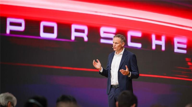 Unter seiner Führung investiert Porsche wieder in die Entwicklung von Verbrenner-Fahrzeugen: Chef Oliver Blume. (Archivbild)