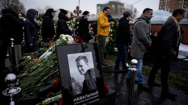 Menschen trauern weiter um Nawalny auf Friedhof in Moskau Unter starker Polizeipräsenz nahmen am Freitag Tausende von Menschen bei der Beerdigung von Alexej Nawalny in Moskau Abschied.
